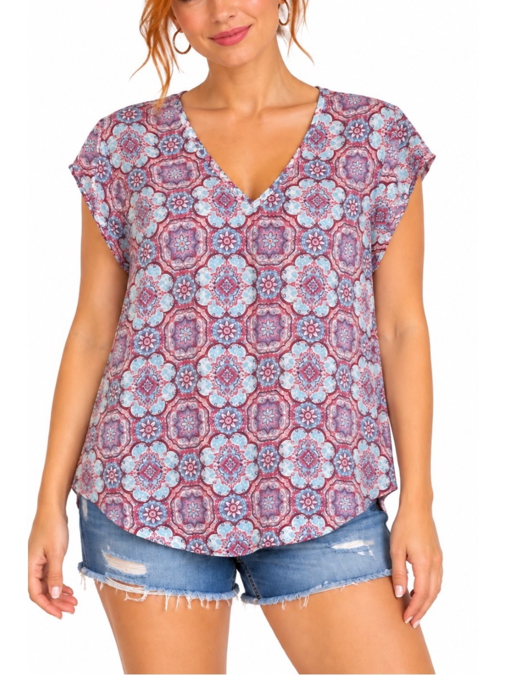 DR2 lightweight patterned blouse features a flattering V-neckline, Medium